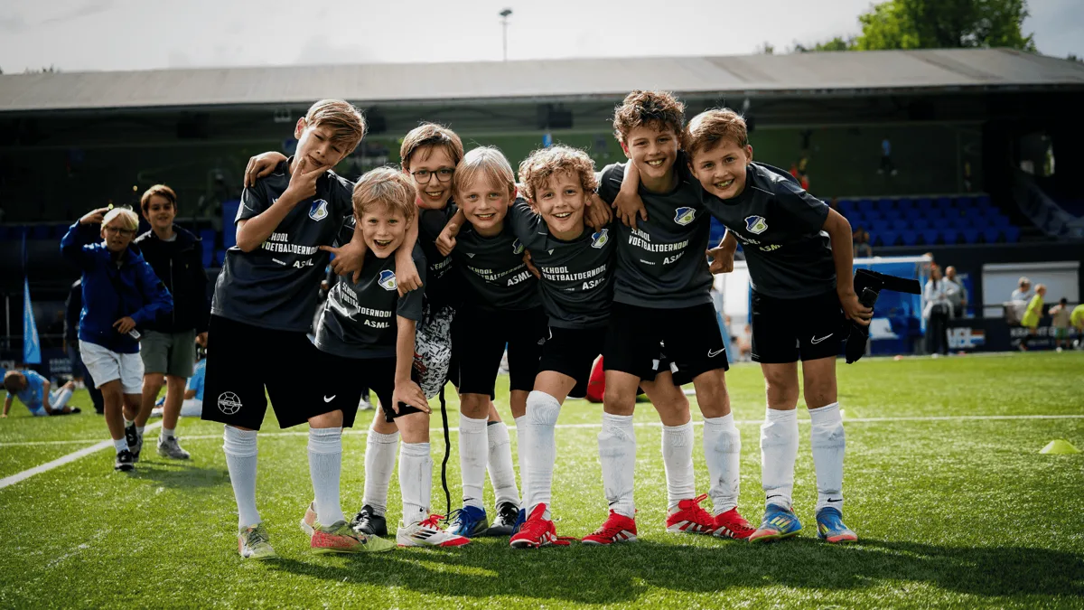 Basisschoolteam uit de regio Eindhoven op het veld tijdens het ASML Schoolvoetbaltoernooi
