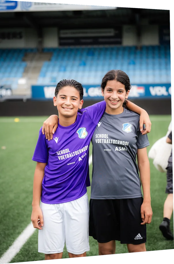 Twee lachende meiden arm in arm op het veld tijdens het ASML Schoolvoetbaltoernooi