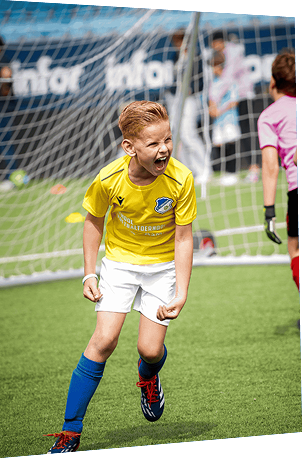 Basisschoolleerling juicht na een doelpunt tijdens het ASML Schoolvoetbaltoernooi