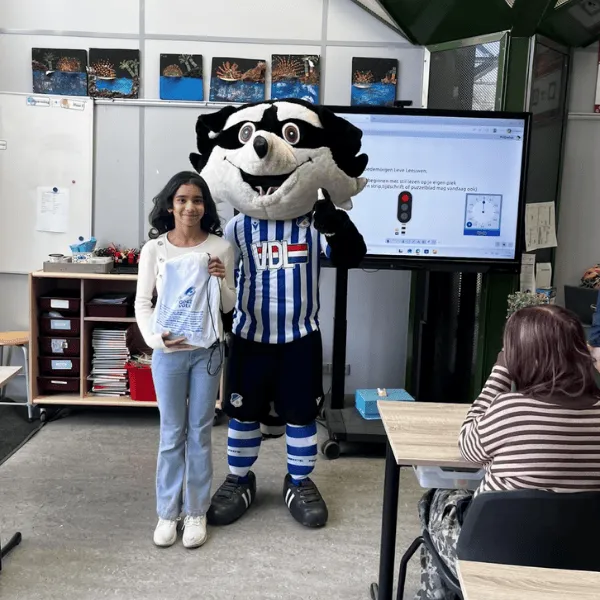 Woutje op de foto met de winnares van challenge 4 en haar klas