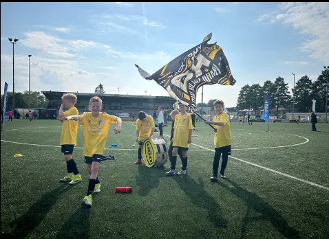 Kinderen voetballen op de velden van UNA in Veldhoven