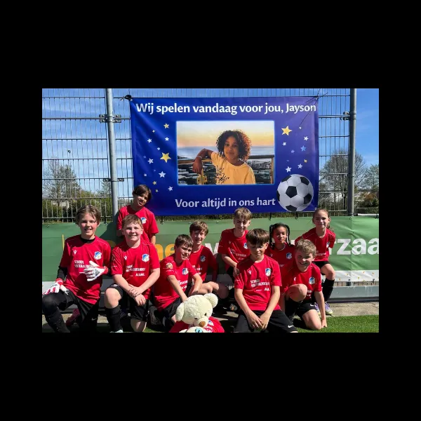 Teams uit groep 7 en 8 met zelfgemaakte vlaggen en spandoeken bij Best Vooruit