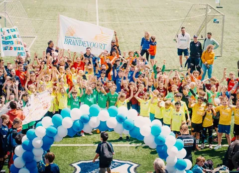 Teller met het recordaantal inschrijvingen voor het ASML Schoolvoetbaltoernooi 2026