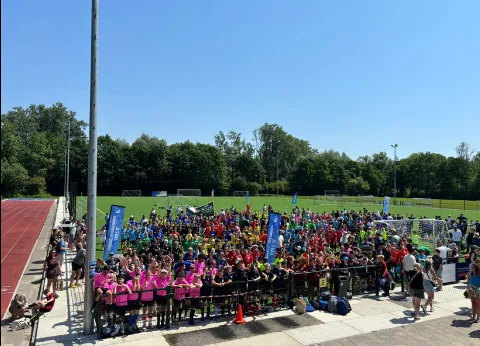 Kinderen voetballen tijdens een speeldag op het sportcomplex van FC Eindhoven AV
