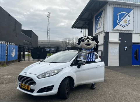 Mascotte Woutje flyert op een basisschool in de Brainport Regio
