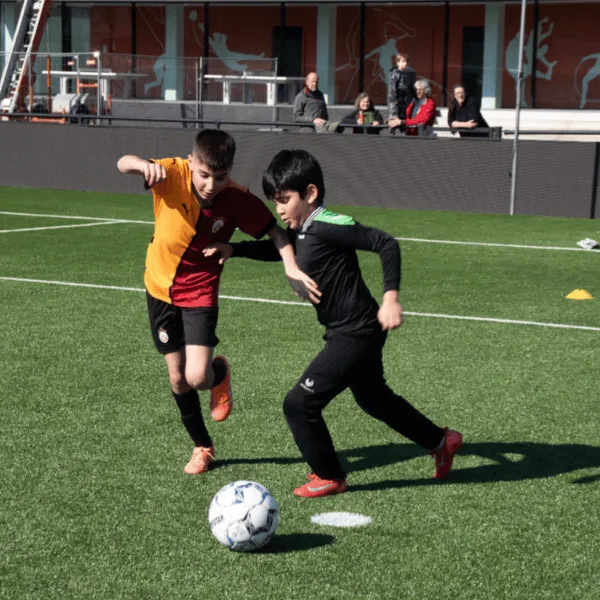 Team Tempeliers traint met FCE-jeugdspelers en Woutje in het Jan Louwers Stadion
